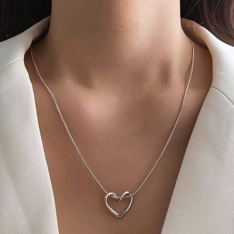 New Simple Hollow Love Heart Pendant Necklace for Women Fashion Creative Geometric Clavicle Chain Necklaces Party Jewelry Gift New Simple Hollow Love Heart Pendant Necklace for Women Fashion Creative Geometric Clavicle Chain Necklaces Party Jewelry Gift